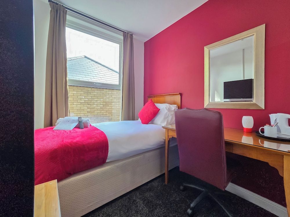 Hullywood Rooms Standard Single Room 3
