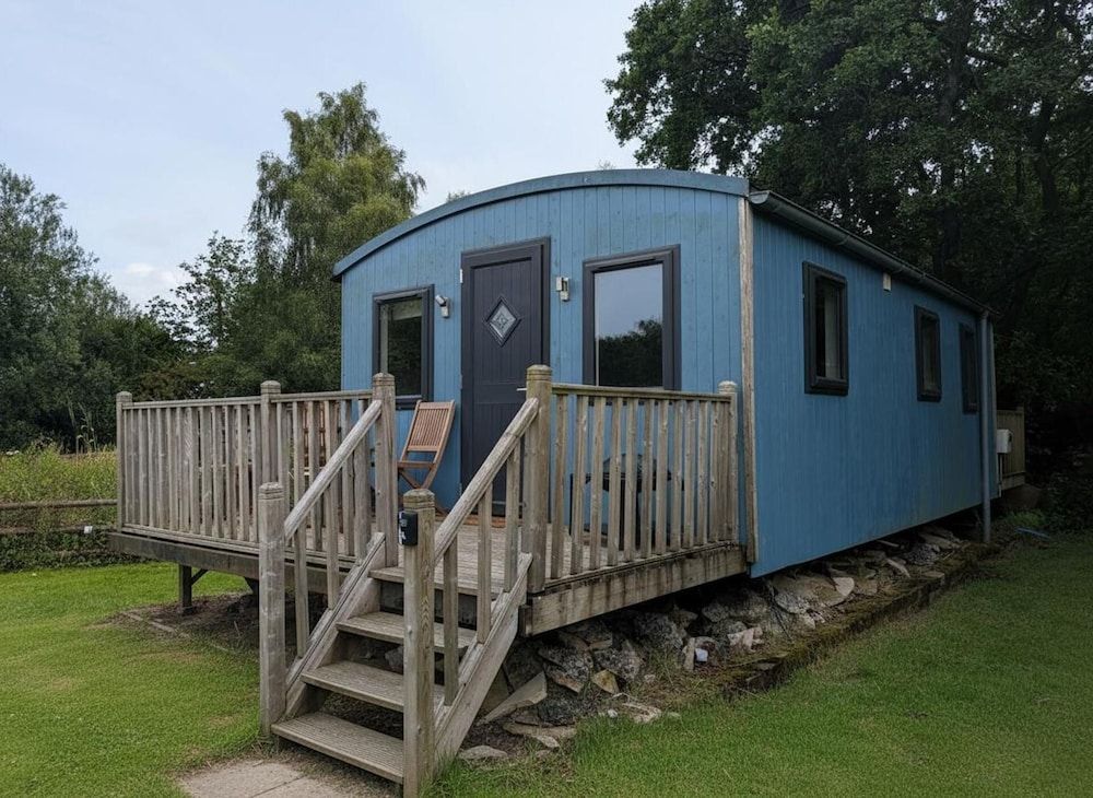 Tranquil Cabin Retreat- Sleeps 2, Parking