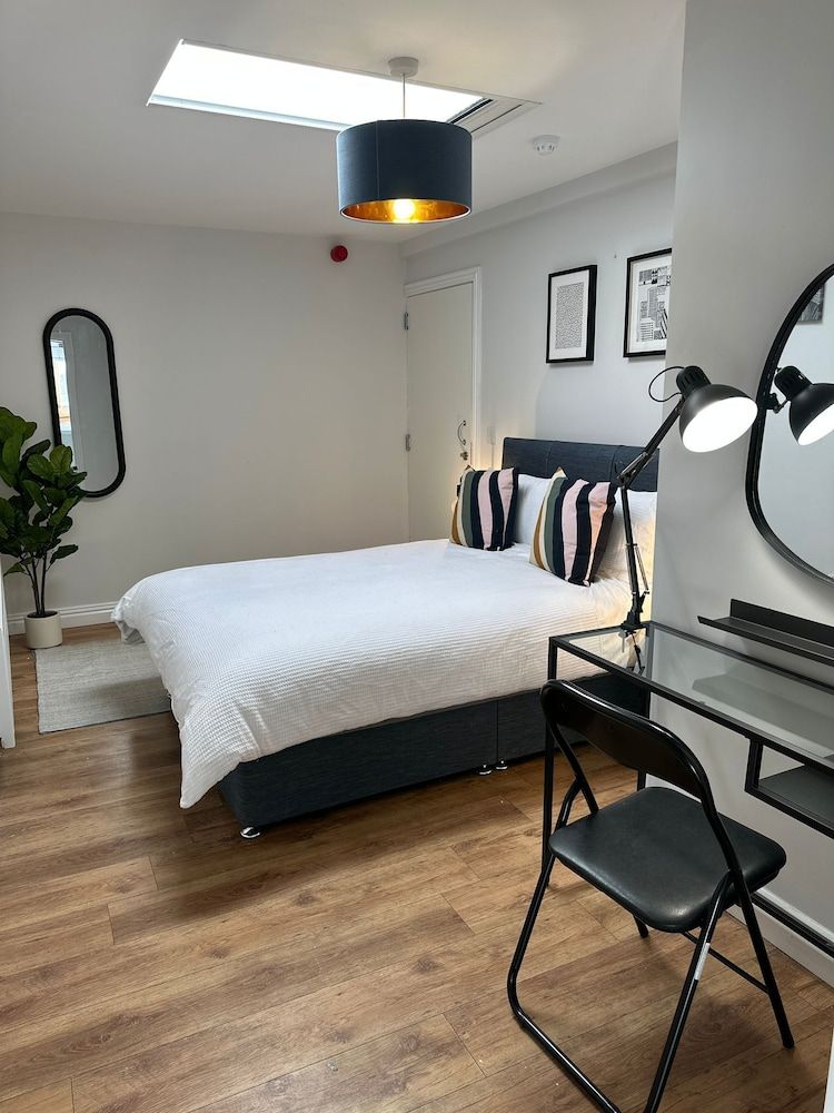 Ocho Homes Lux By Eight Continents, Belfast Cave hill room - R6 2