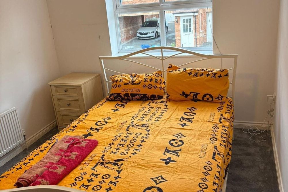 House - Sleeps 5, Private Parking & Pets Allowed