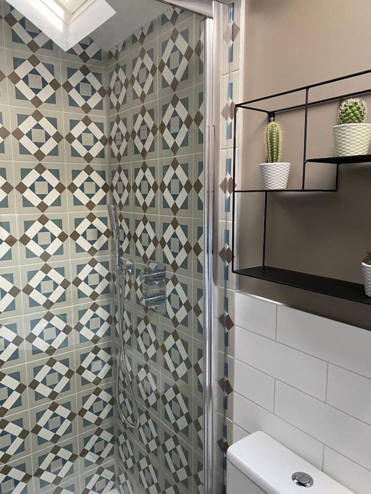 Eastfield Lodge Basic Apartment, Private Bathroom (The Den) 4