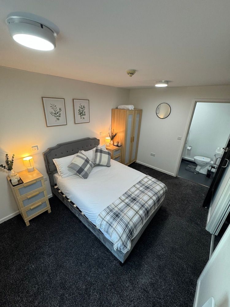 248 Halls Economy Apartment, 1 Double Bed with Sofa bed 5