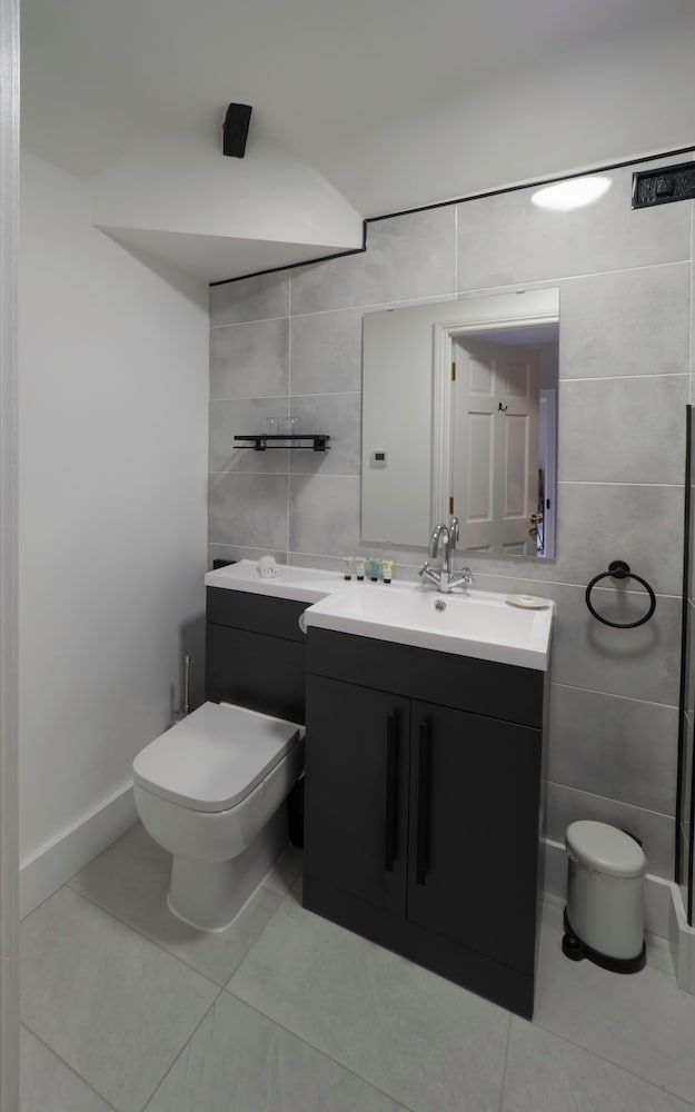 VIaduct Guest House Deluxe Double Room, Garden View 8