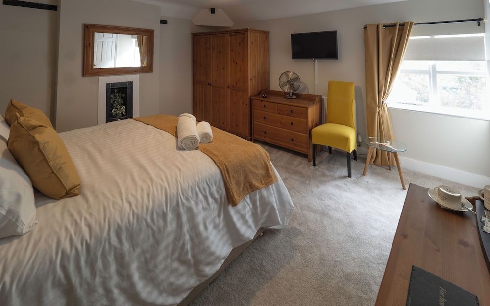 VIaduct Guest House Standard Double Room, 1 King Bed, Courtyard View 5