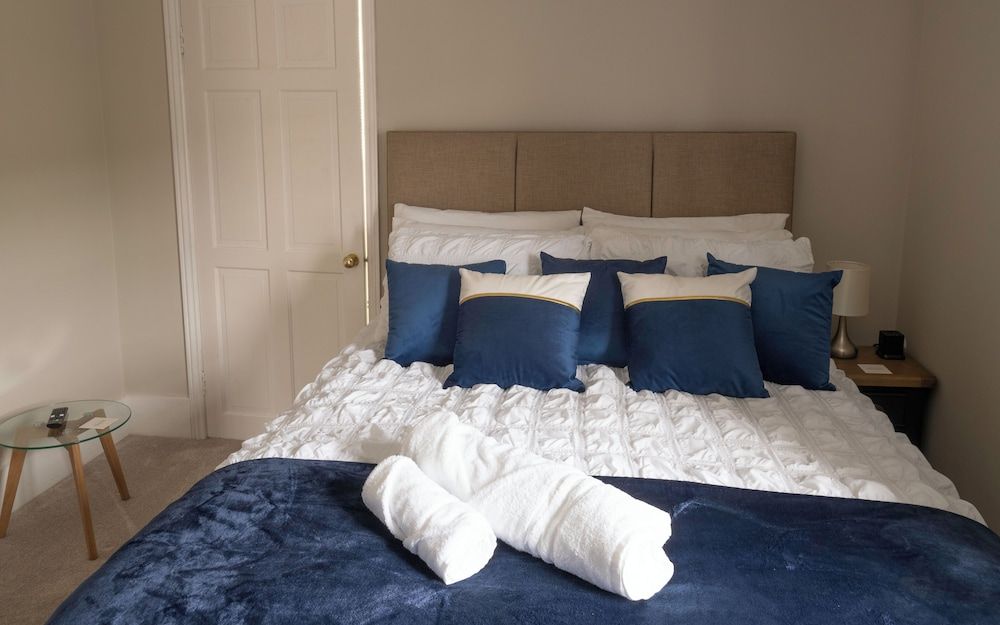 VIaduct Guest House Deluxe Room, 1 King Bed with Sofa bed, Garden View 4