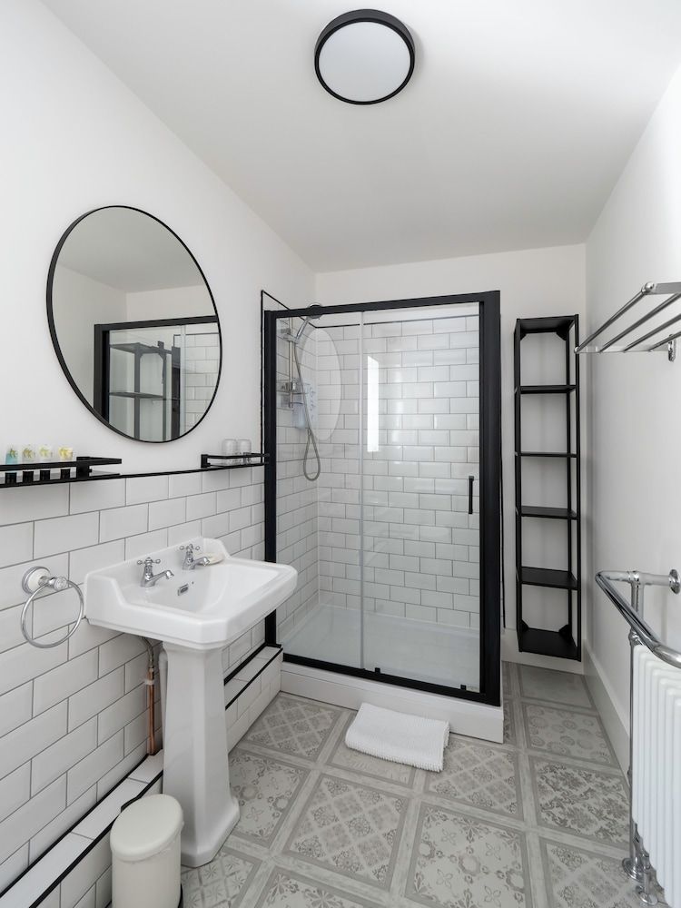 VIaduct Guest House Deluxe Room, 1 King Bed with Sofa bed, Garden View 5