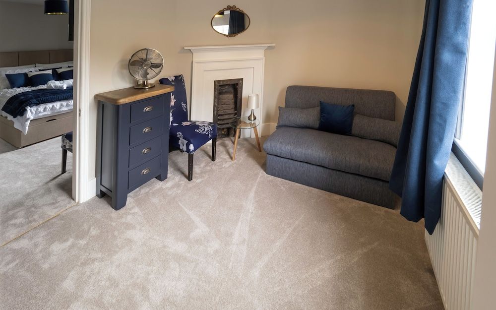 VIaduct Guest House Deluxe Room, 1 King Bed with Sofa bed, Garden View 3