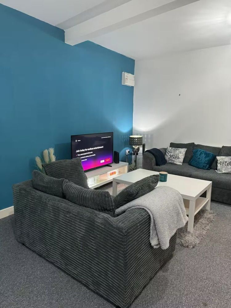 The Netflix Suite Deluxe Apartment, City View 5