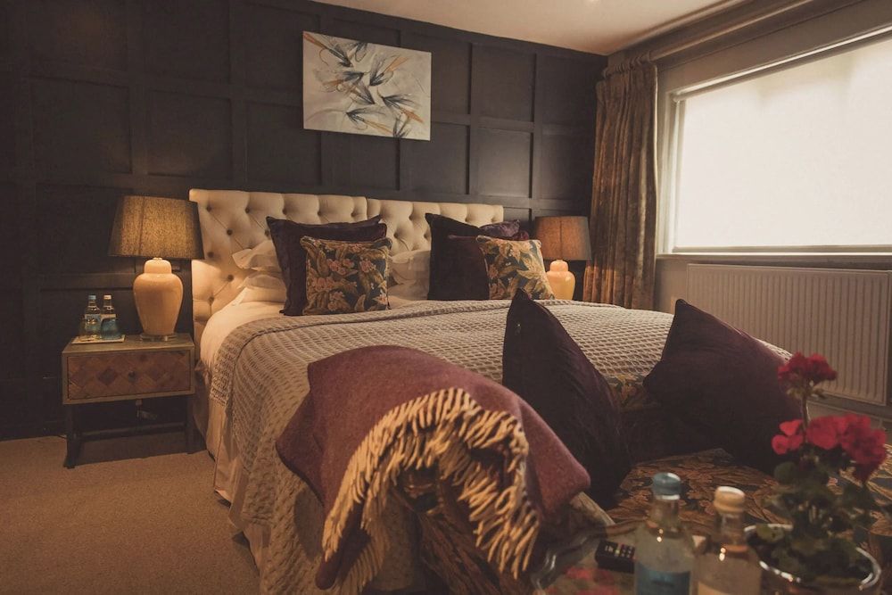 The Greyhound on the Test King Room 3