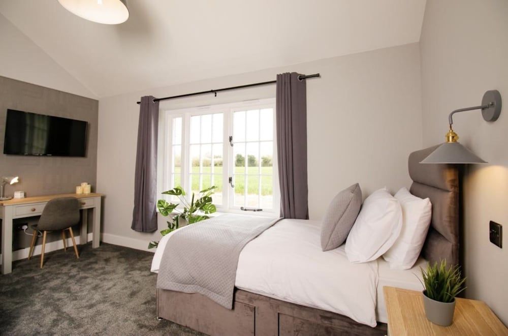 The Kings Arms, Colchester A120 Standard Twin Room, 2 Twin Beds (Wet Room) 4