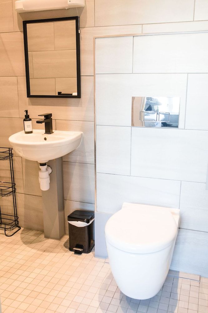 The Kings Arms, Colchester A120 Family Room, 2 Double Beds (Deluxe) 7