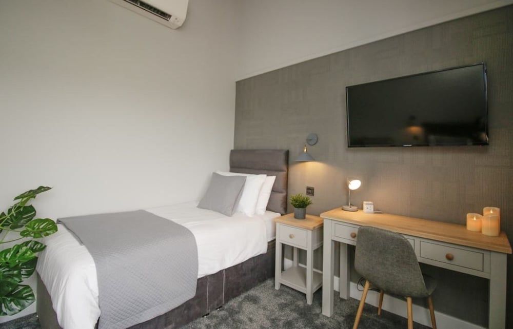 The Kings Arms, Colchester A120 Standard Twin Room, 2 Twin Beds (Wet Room) 2