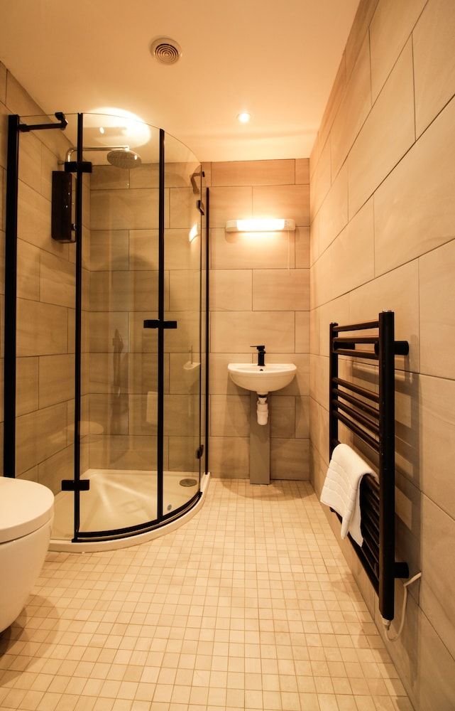 The Kings Arms, Colchester A120 Family Room, 2 Double Beds (Deluxe) 8