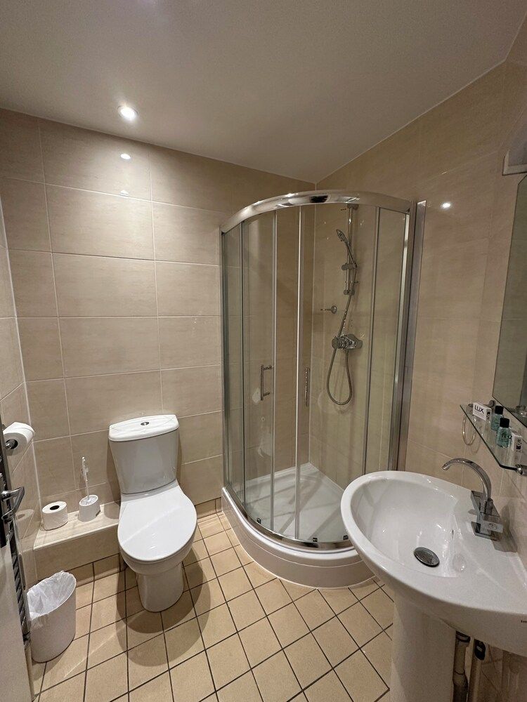 Cavendish Hotel Deluxe Single Room 4