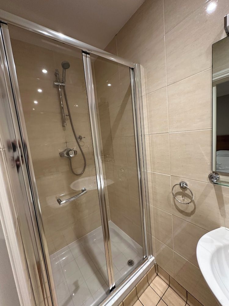 Cavendish Hotel Deluxe Double Room 6