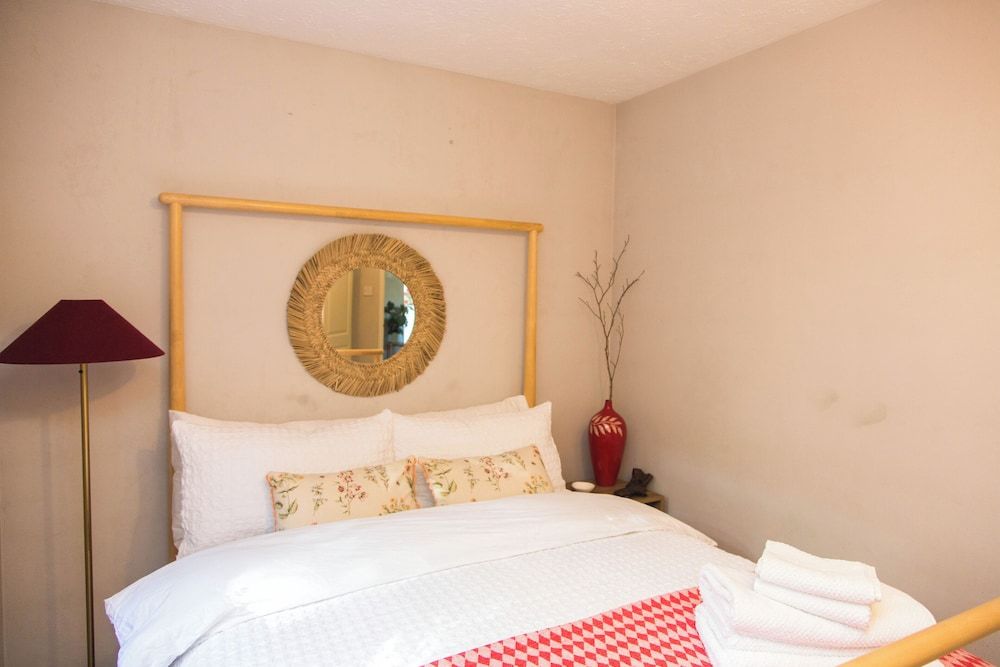 Calm Private Annex Ideal to Work, Rest & Explore House, 1 Bedroom, Garden View 3