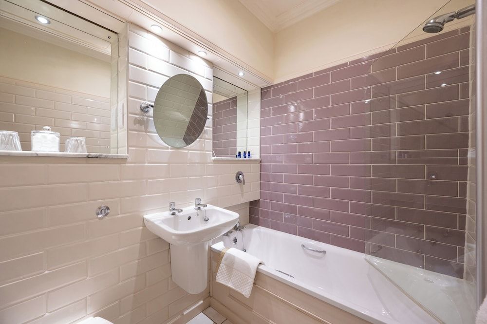 Open Arms Hotel Superior Double Room, Garden View 5