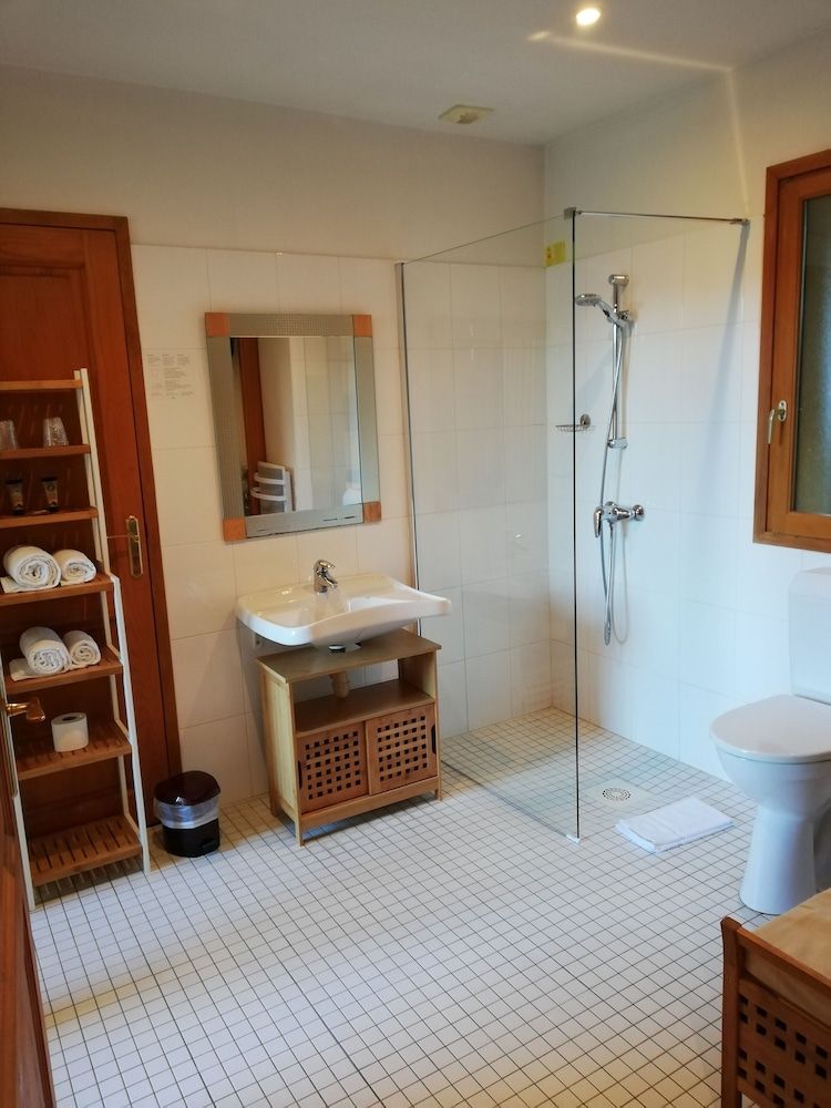 Hôtel de la Vallée Heureuse Comfort Double Room, Ensuite, Canal View (Chambre Double Plus) 9