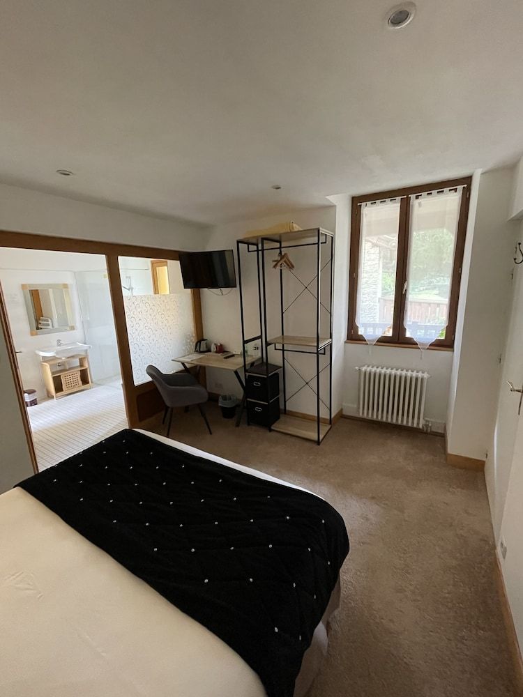 Hôtel de la Vallée Heureuse Comfort Double Room, Ensuite, Canal View (Chambre Double Plus) 4