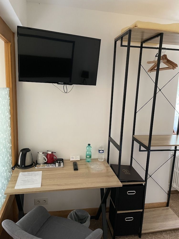 Hôtel de la Vallée Heureuse Comfort Double Room, Ensuite, Canal View (Chambre Double Plus) 3