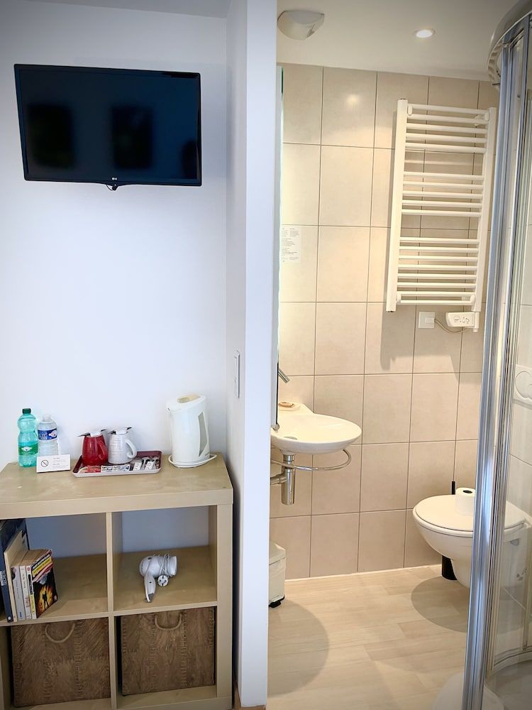 Hôtel de la Vallée Heureuse Single Room, Ensuite, Garden View 3