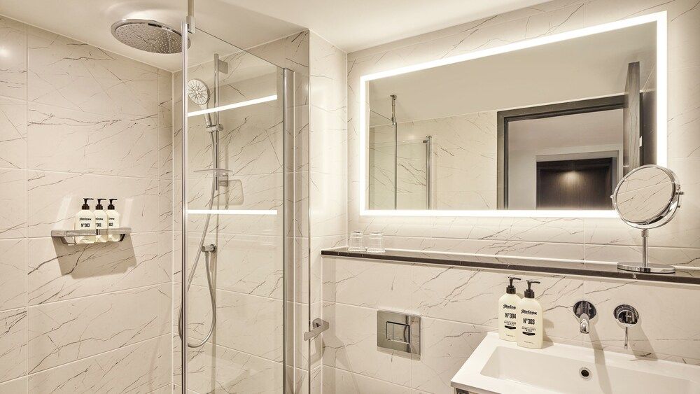 Hotel Indigo Torquay by IHG Standard Room, 1 King Bed, Sea View 3