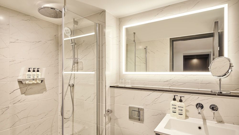 Hotel Indigo Torquay by IHG Standard Room, 1 King Bed, Sea View 4