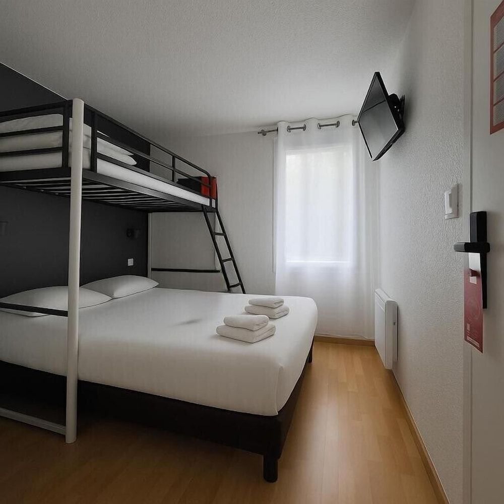 Brit Hotel Limoges Nord Triple Room 4