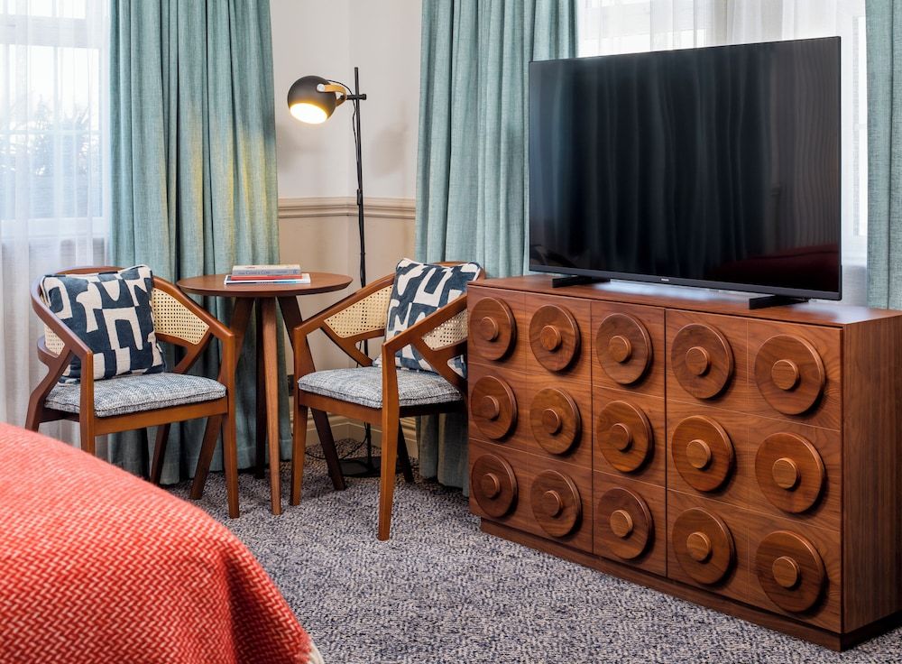 White Horses by Everly Hotels Collection Classic Double Room 5