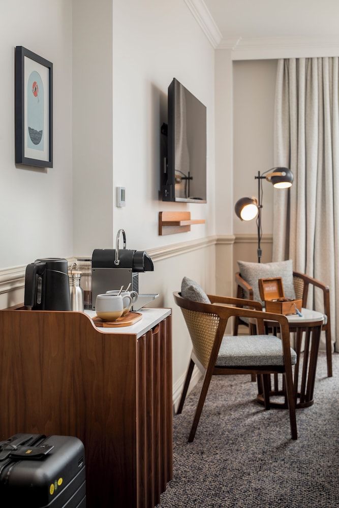 White Horses by Everly Hotels Collection Classic Double Room 6