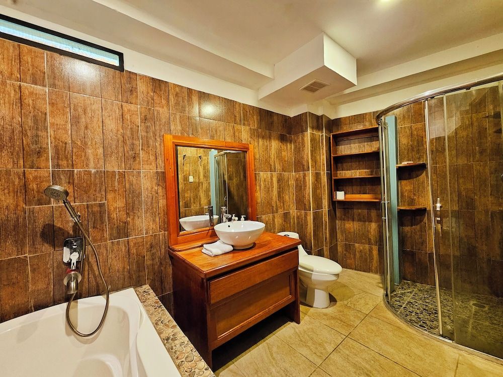Las Luciernagas Hotel Boutique Family Triple Room, Bathtub 5