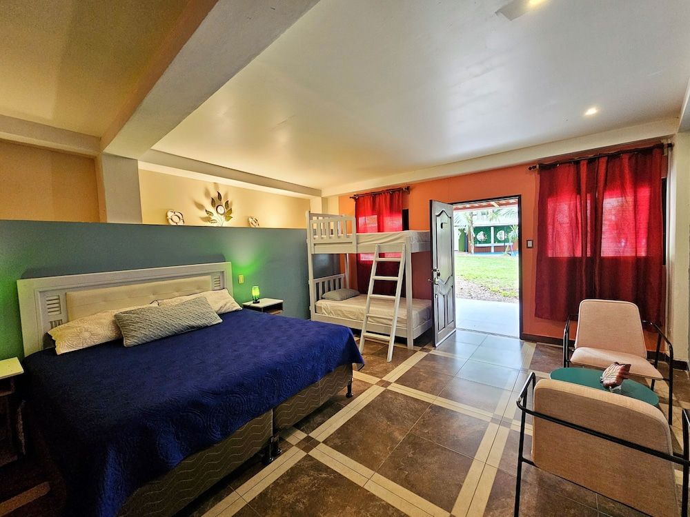 Las Luciernagas Hotel Boutique Family Triple Room, Bathtub