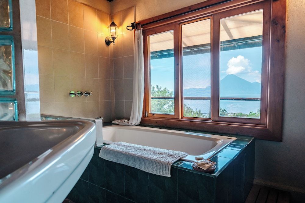 Jenna's River Bed & Breakfast Luxury Lake view Yurt with King size bed/ queen and single (Jaguar) 6