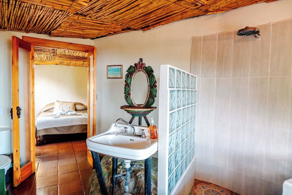 Jenna's River Bed & Breakfast Luxury Lake view Yurt with King size bed/ queen and single (Jaguar) 7