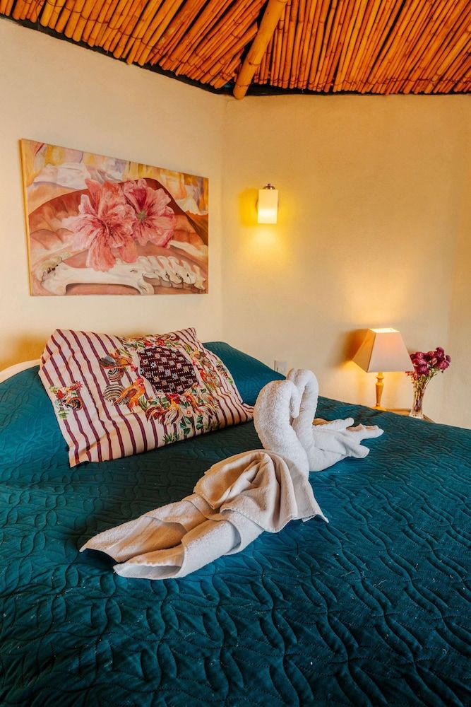 Jenna's River Bed & Breakfast Deluxe Yurt, Lake view, 1 queen bed (Iguana) 5