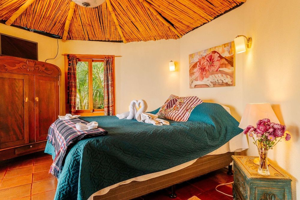 Jenna's River Bed & Breakfast Deluxe Yurt, Lake view, 1 queen bed (Iguana) 2