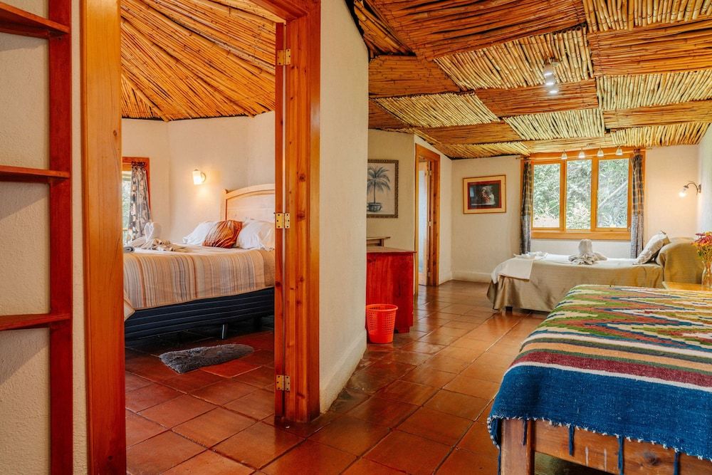 Jenna's River Bed & Breakfast Luxury Lake view Yurt with King size bed/ queen and single (Jaguar) 3