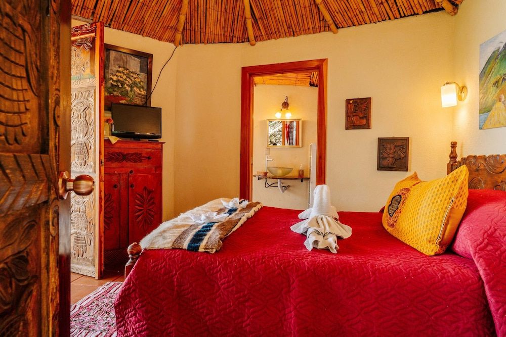 Jenna's River Bed & Breakfast Deluxe Yurt, Lake view, 1 queen bed (Owl)