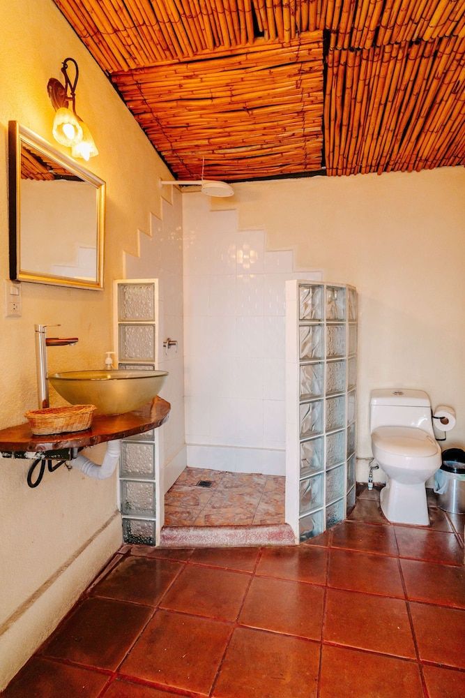 Jenna's River Bed & Breakfast Deluxe Yurt, Lake view, 1 queen bed (Owl) 9