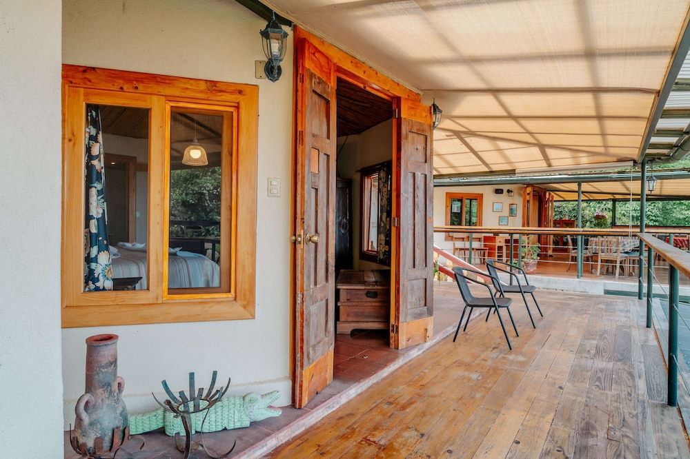 Jenna's River Bed & Breakfast Luxury Lake view Yurt with King size bed/ queen and single (Jaguar) 5