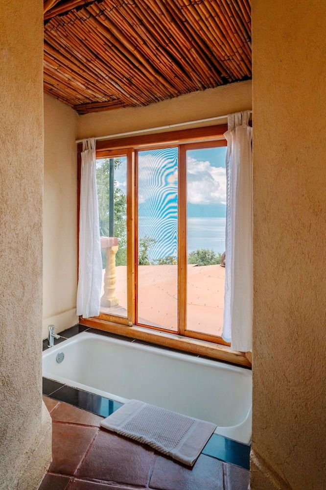 Jenna's River Bed & Breakfast Deluxe Yurt, Lake view, 1 queen bed (Owl) 8