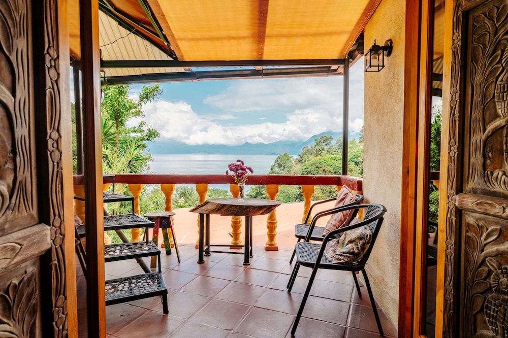 Jenna's River Bed & Breakfast Deluxe Yurt, Lake view, 1 queen bed (Owl) 3