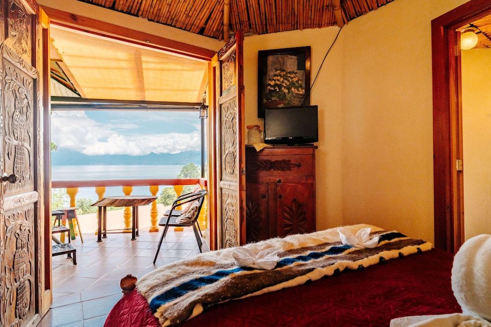 Jenna's River Bed & Breakfast Deluxe Yurt, Lake view, 1 queen bed (Owl) 2