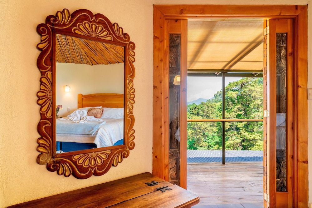 Jenna's River Bed & Breakfast Luxury Lake view Yurt with King size bed/ queen and single (Jaguar) 4