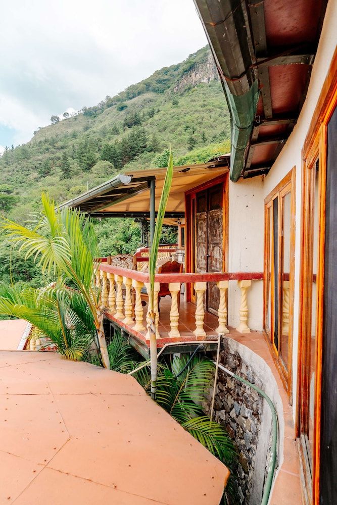 Jenna's River Bed & Breakfast Deluxe Yurt, Lake view, 1 queen bed (Owl) 5