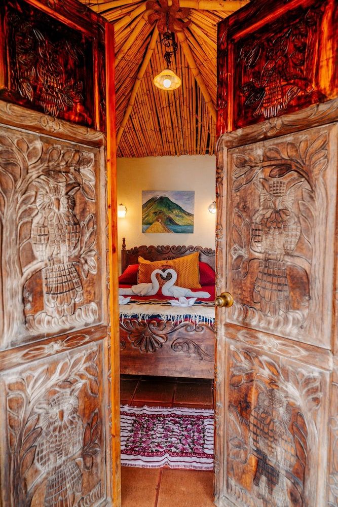 Jenna's River Bed & Breakfast Deluxe Yurt, Lake view, 1 queen bed (Owl) 6