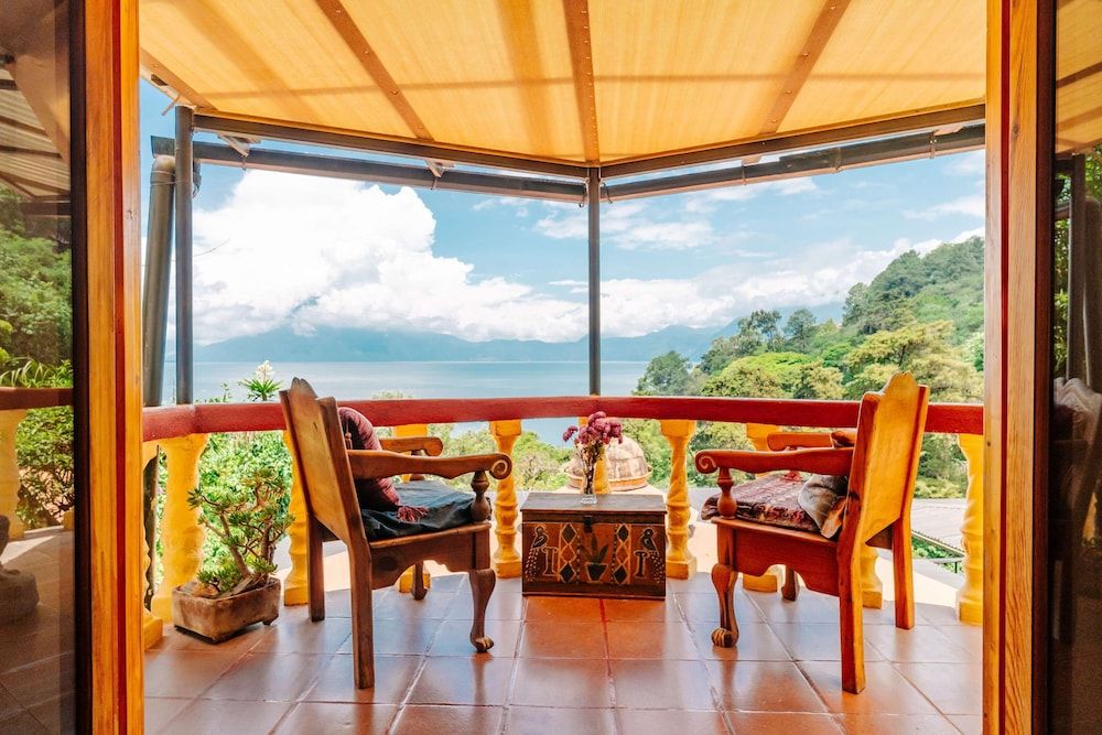 Jenna's River Bed & Breakfast Deluxe Yurt, Lake view, 1 queen bed (Iguana) 6