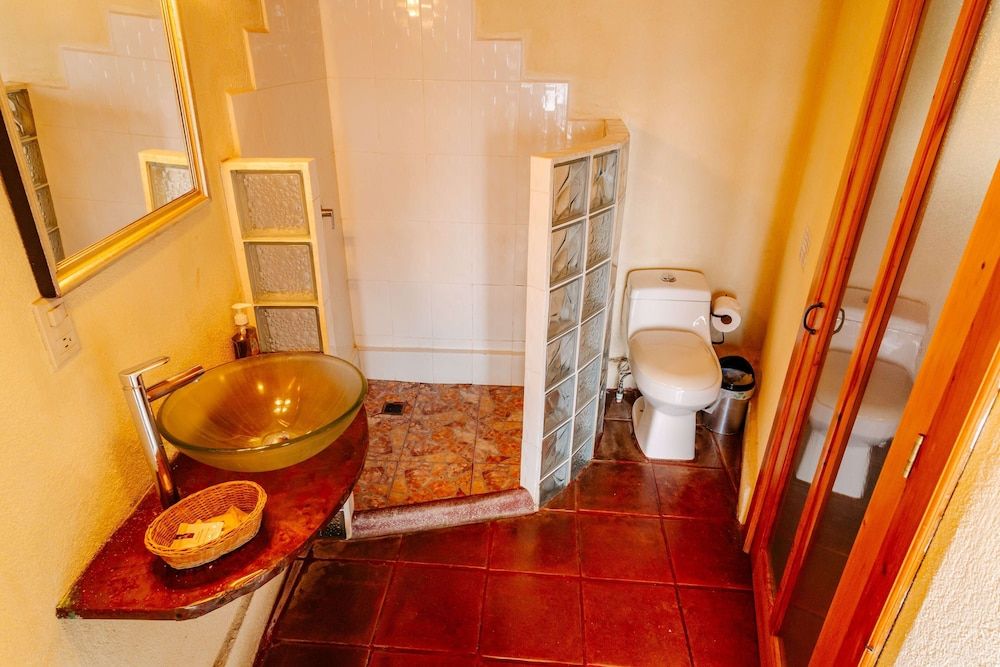 Jenna's River Bed & Breakfast Deluxe Yurt, Lake view, 1 queen bed (Owl) 4