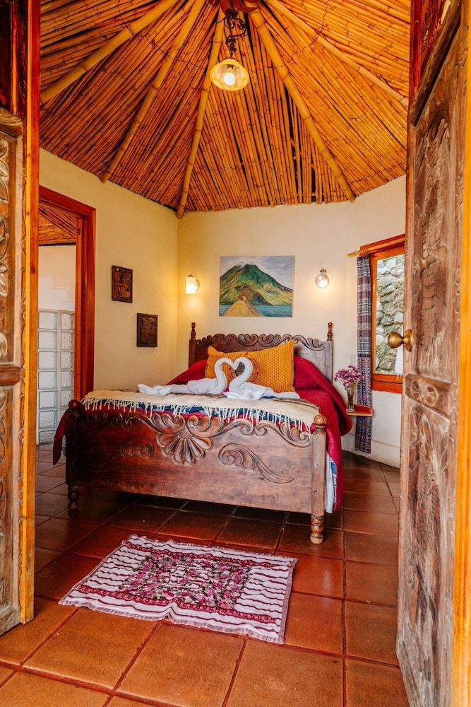 Jenna's River Bed & Breakfast Deluxe Yurt, Lake view, 1 queen bed (Owl) 10