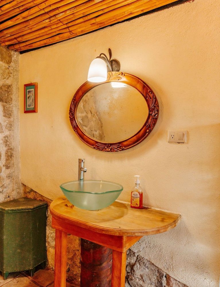 Jenna's River Bed & Breakfast Deluxe Yurt, Lake view, 1 queen bed (Iguana) 4